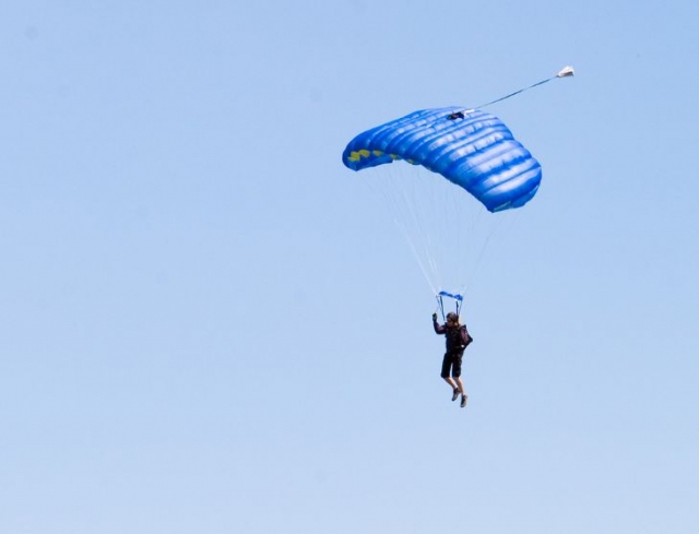  Un hombre aterrizando 